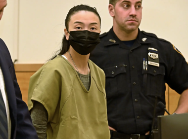 血腥三角恋！前纽约亚裔女警开枪杀死前女友新欢，获刑27年